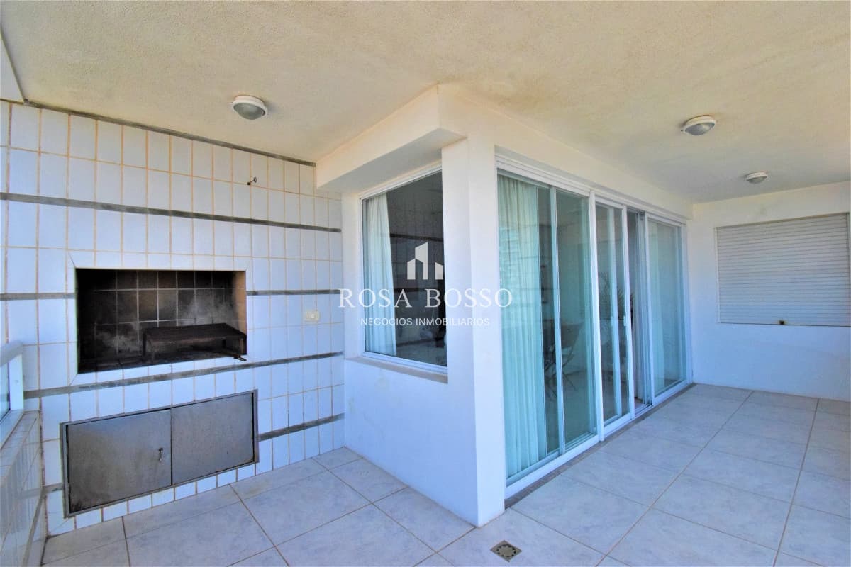 Apartamento en Brava, 3 dormitorios + dependencia, 3 baños, excelente vista al mar