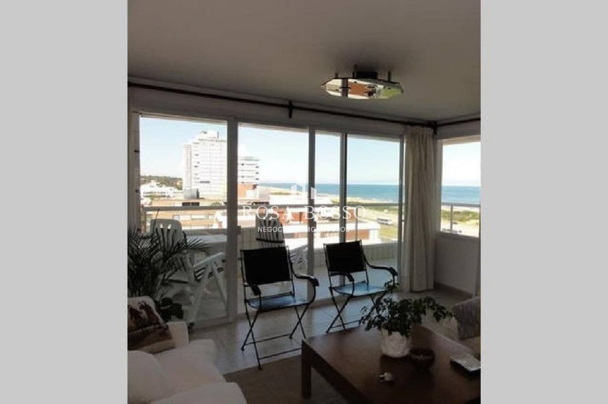 Apartamento en Brava, 3 dormitorios + dependencia, 3 baños, excelente vista al mar
