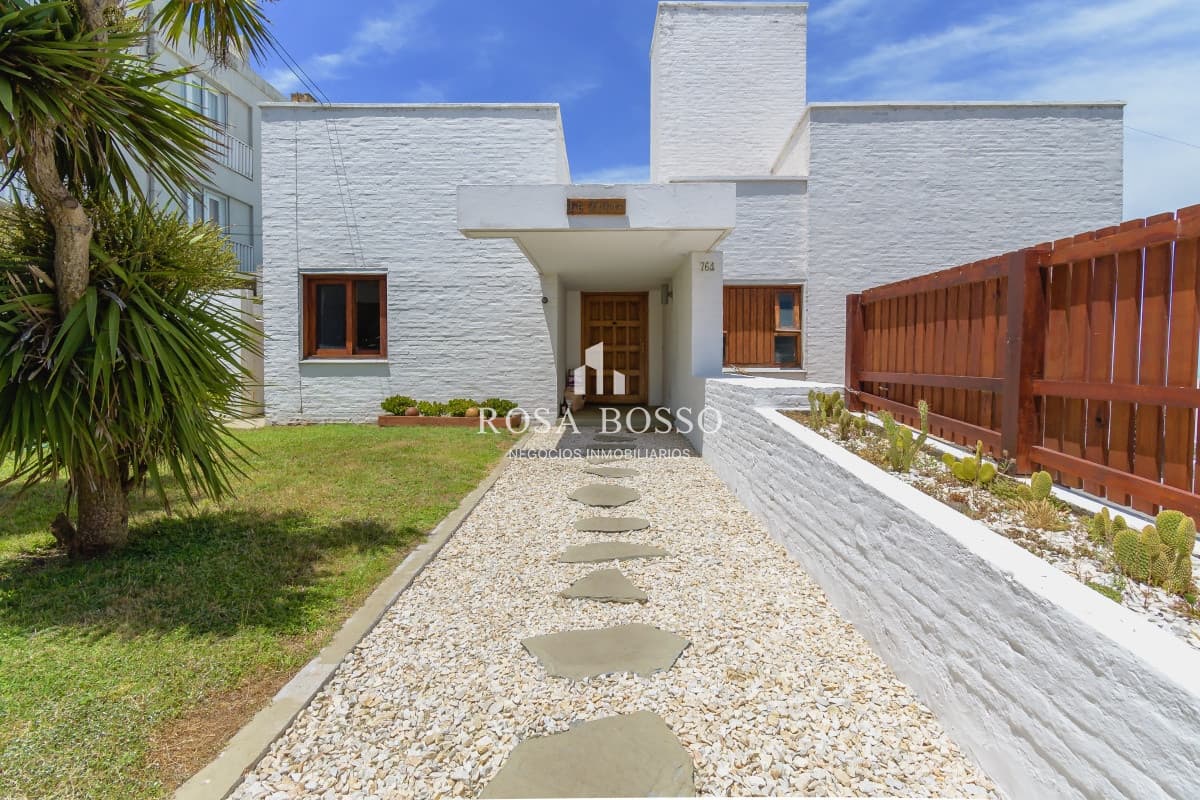 Casa 5 dormitorios, 5 baños, garaje doble, Punta del Este