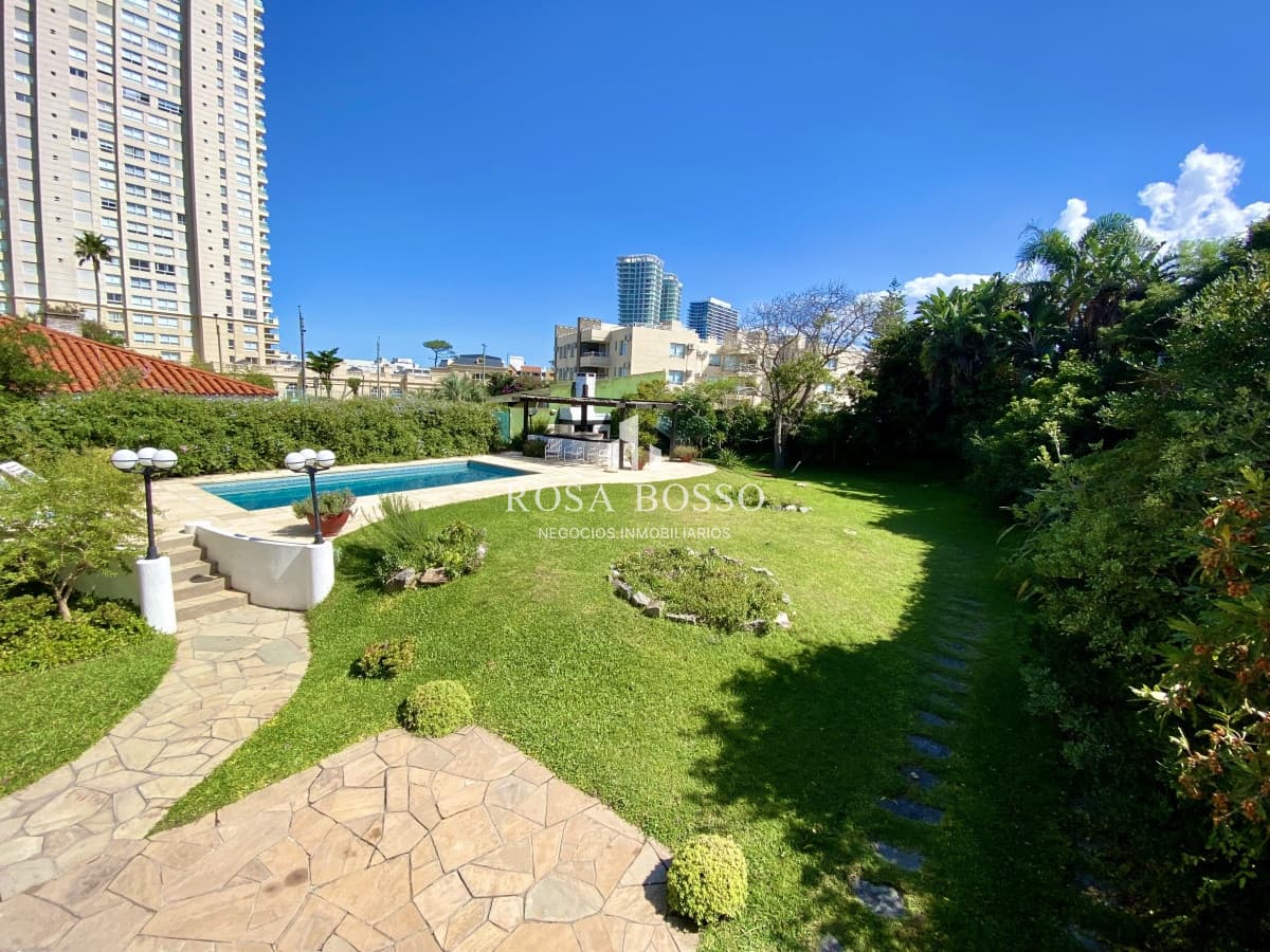 Casa en venta de 3 dormitorio,4 baños parque Parrillero garaje