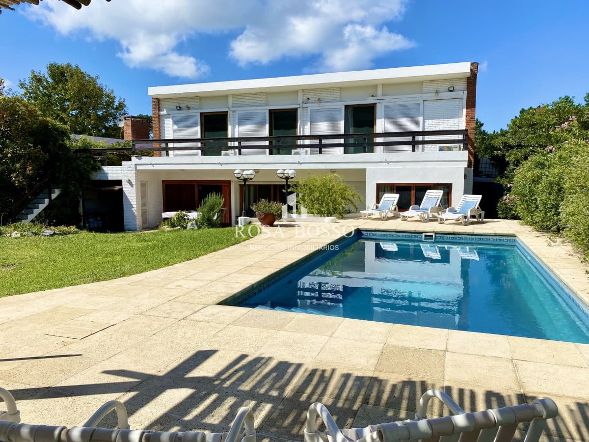 Casa en venta de 3 dormitorio,4 baños parque Parrillero garaje