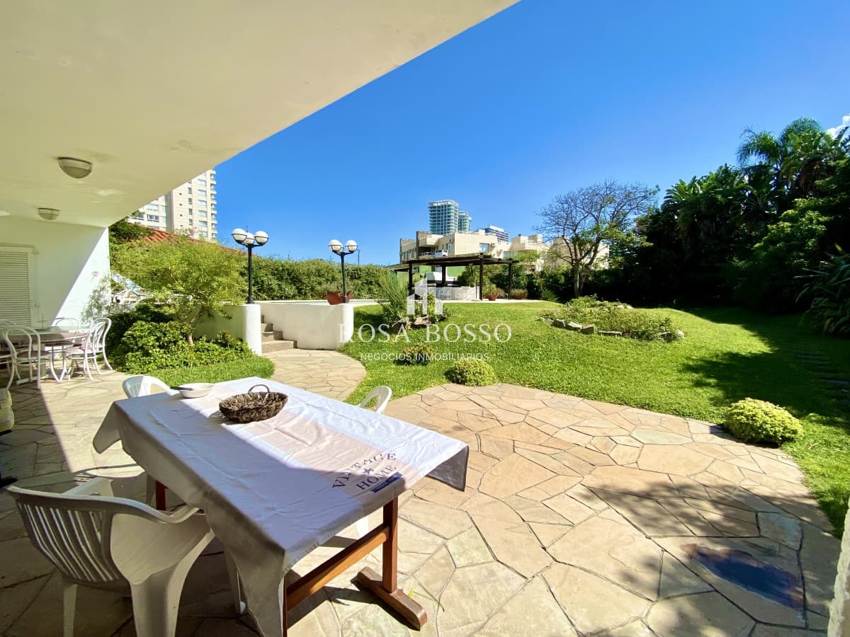 Casa en venta de 3 dormitorio,4 baños parque Parrillero garaje
