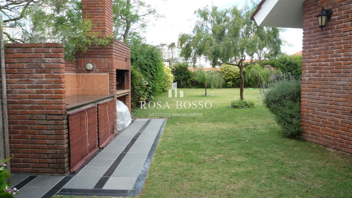 CASA PUNTA DEL ESTE PLAYA MANSA  4 DORMITORIOS
