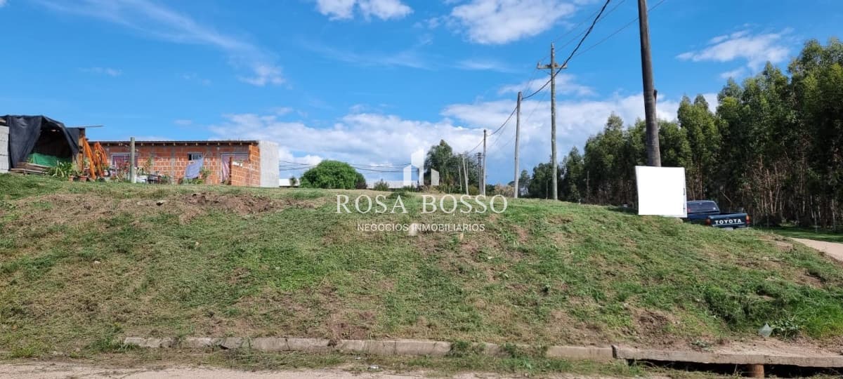 Terreno esquinero en Los Aromos, Maldonado, Uruguay