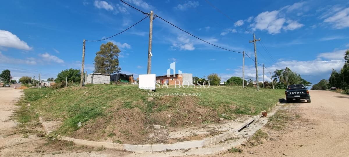 Terreno esquinero en Los Aromos, Maldonado, Uruguay