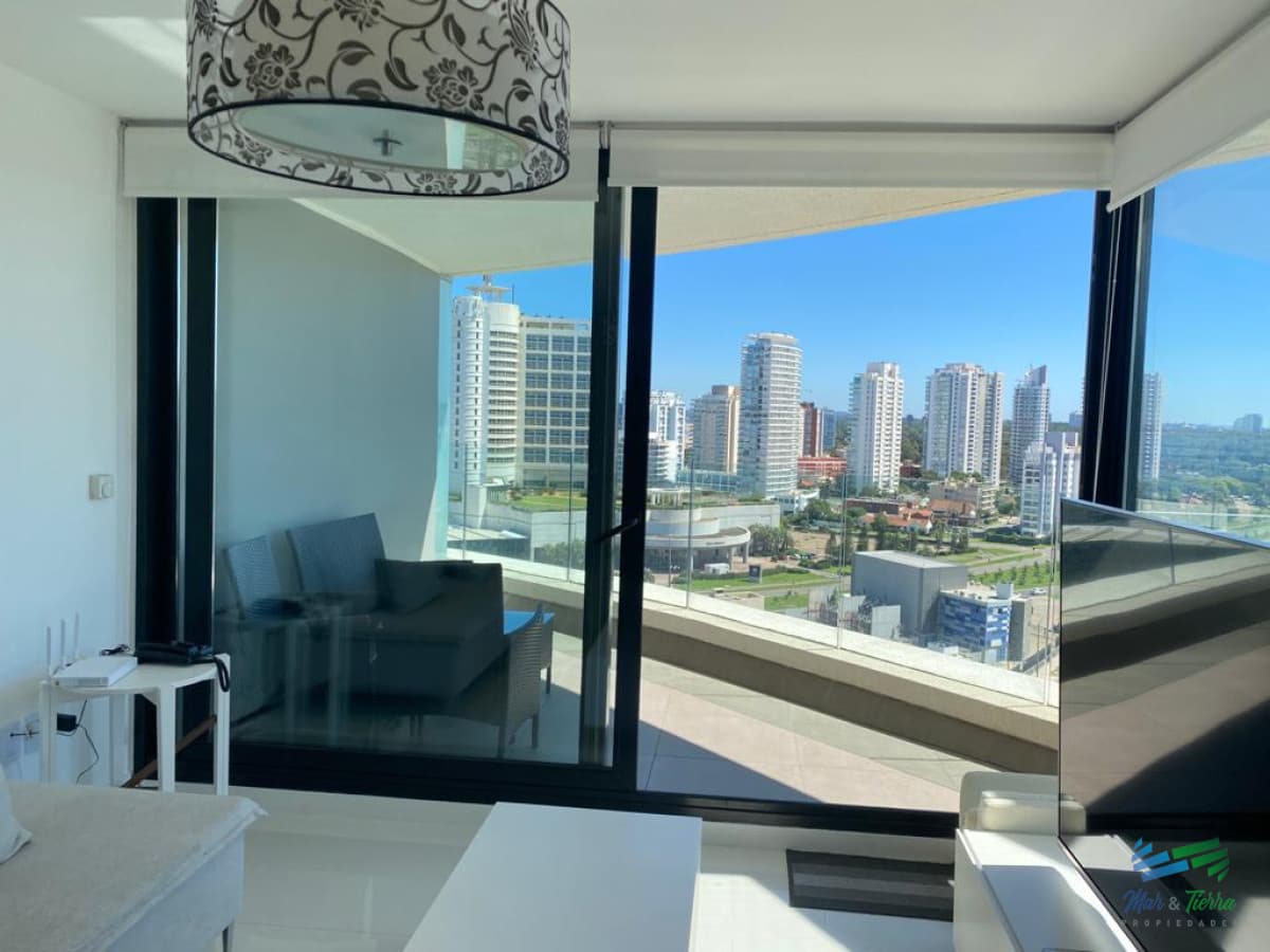 Alquilo anual apartamento de 3 dormitorios en torre con servicios, Punta del Este