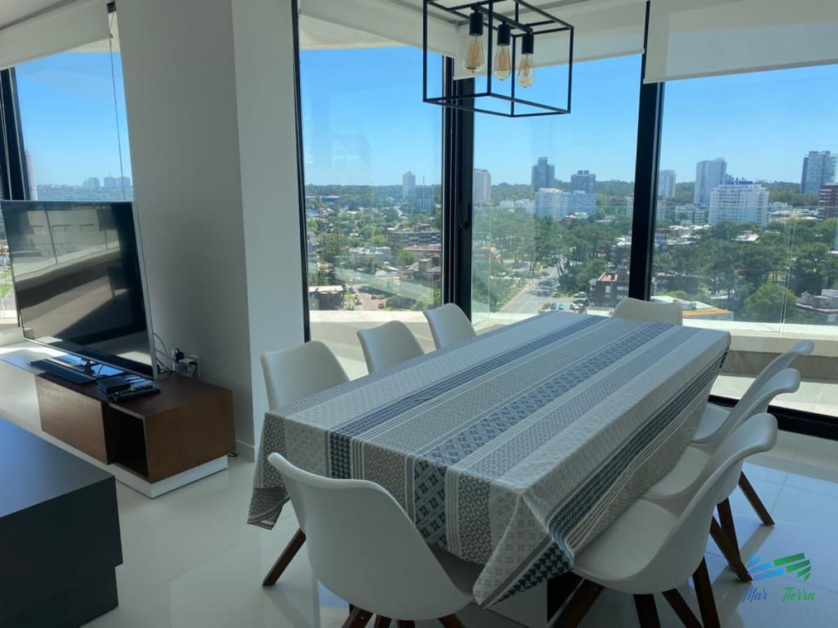 Alquilo anual apartamento de 3 dormitorios en torre con servicios, Punta del Este