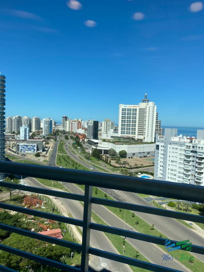Alquilo anual apartamento de 3 dormitorios en torre con servicios, Punta del Este