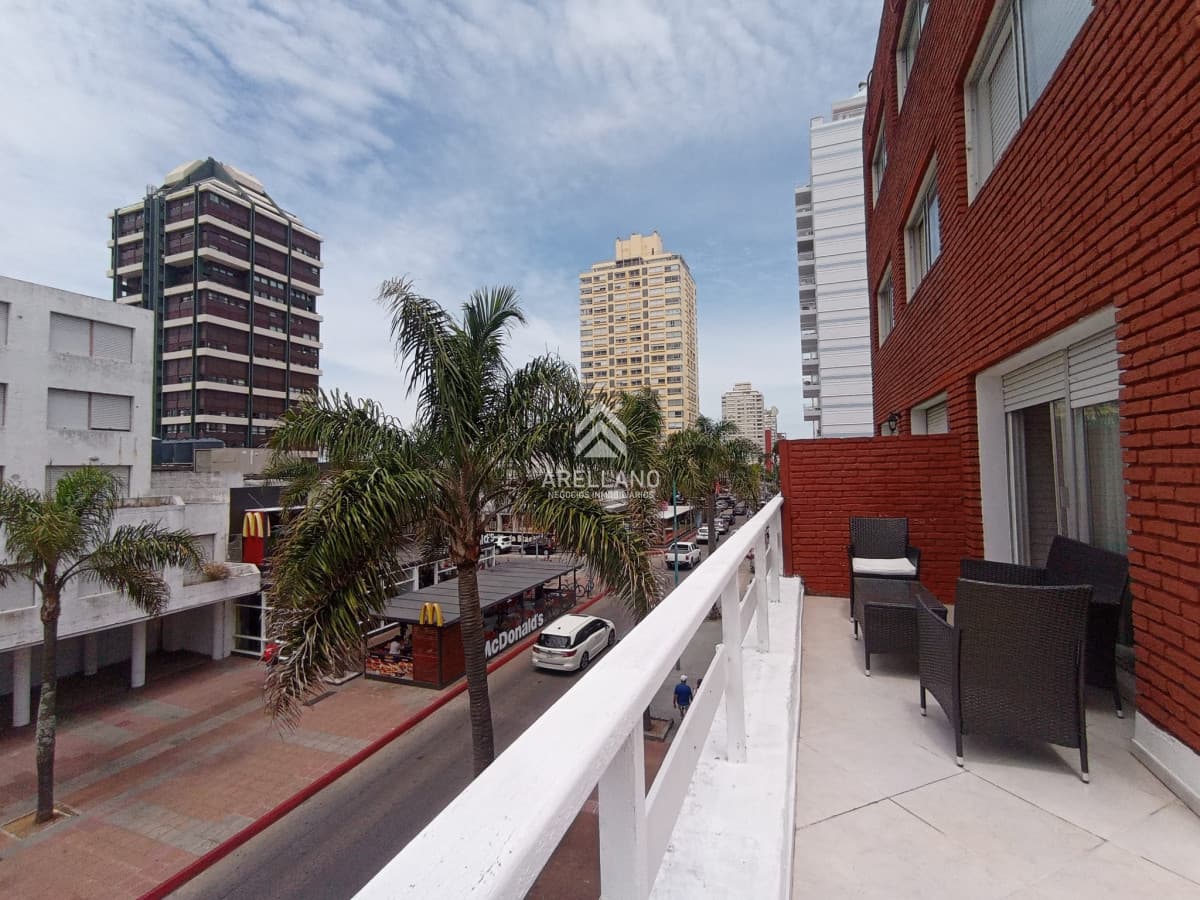 Apartamento ID.2515 - ALQUILER ANUAL, 2 dormitorios, Península, Punta del Este