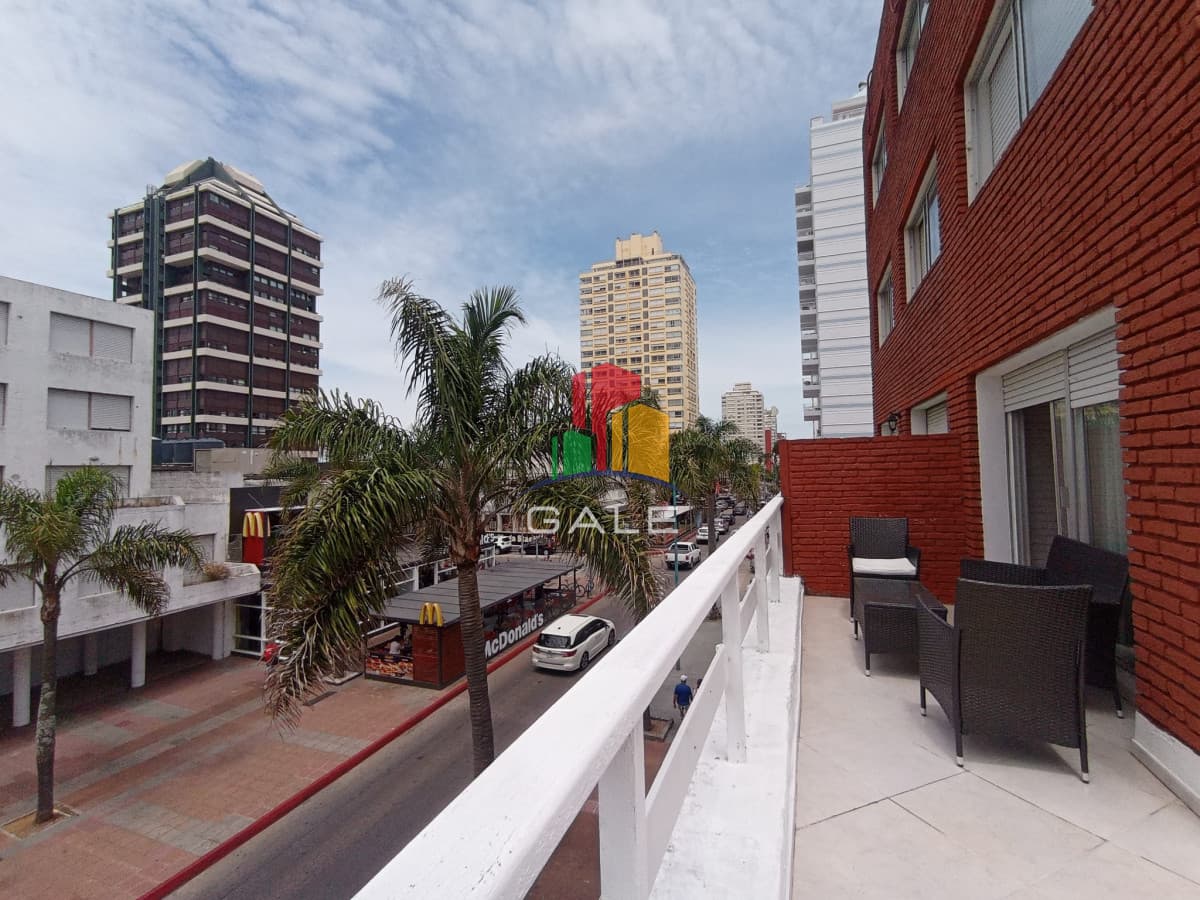 ALQUILER ANUAL, 2 dormitorios, Península, Punta del Este  -