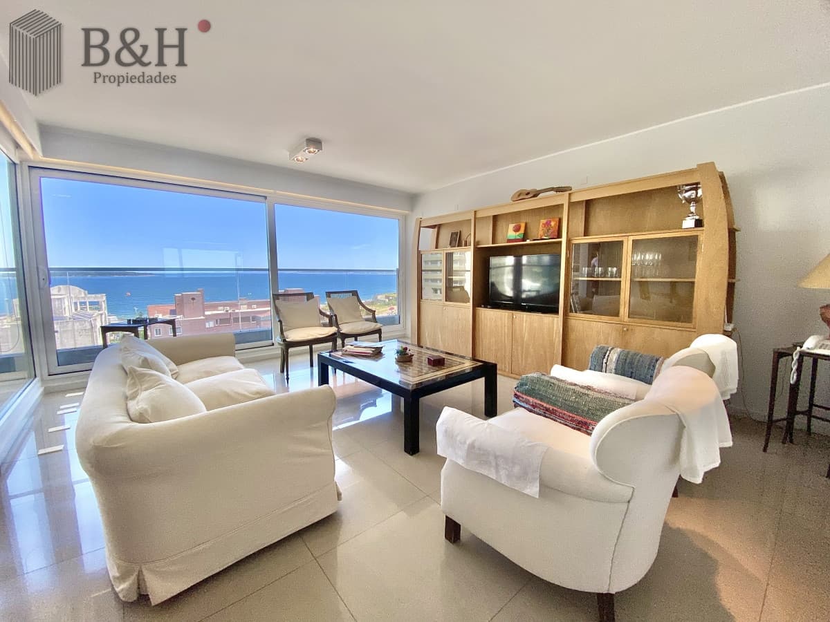 Apartamento Alquiler 2 dormitorios y dependencia de servicio Mansa Punta del Este