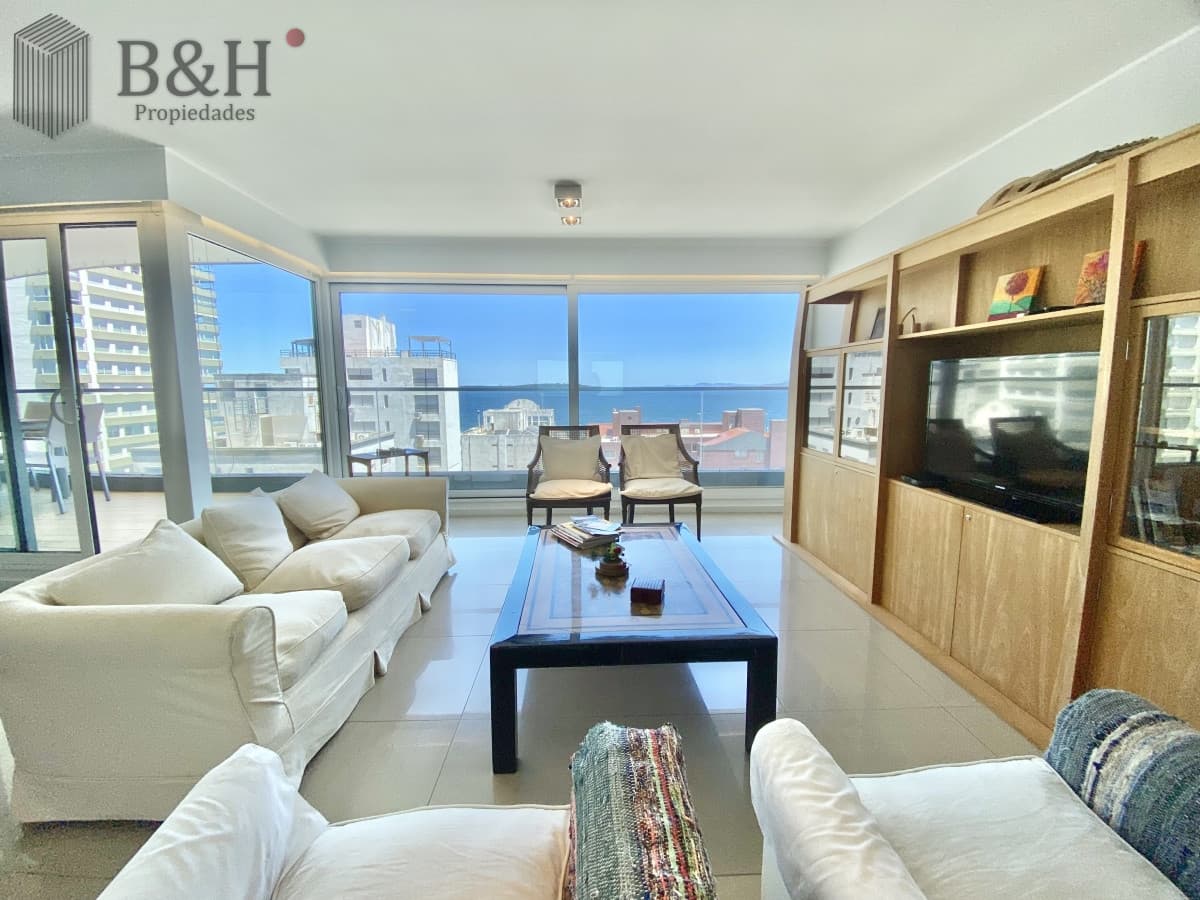 Apartamento Alquiler 2 dormitorios y dependencia de servicio Mansa Punta del Este