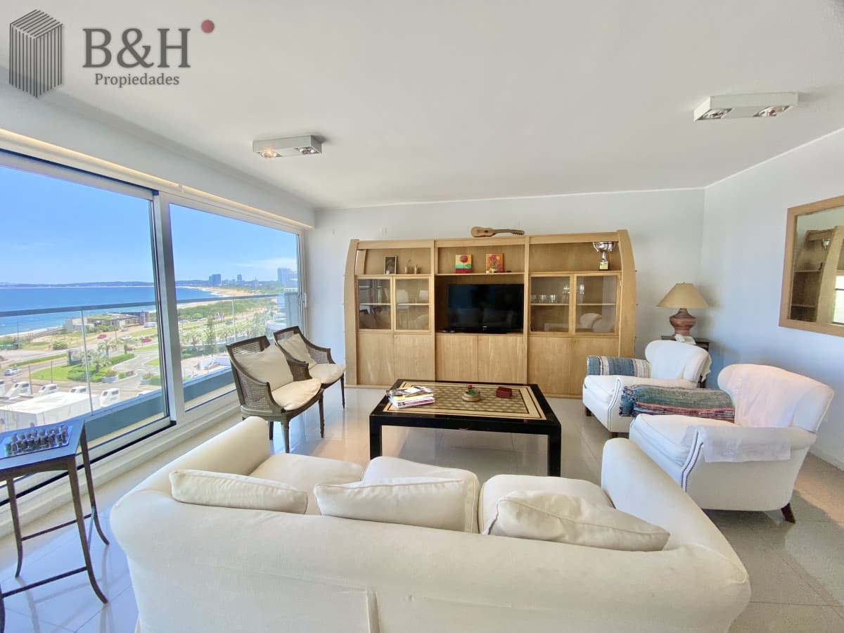 Apartamento Alquiler 2 dormitorios y dependencia de servicio Mansa Punta del Este