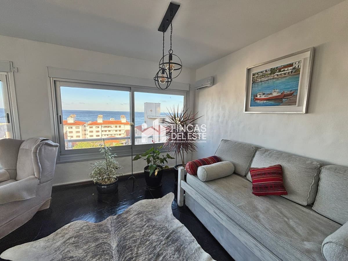 Apartamento de dos dormitorios y dos baños, reciclado, esquinero, vista espectacular!!