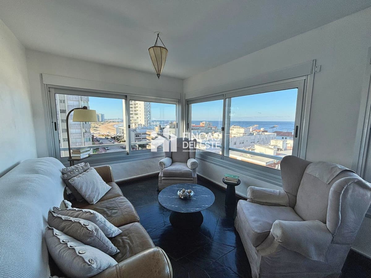 Apartamento de dos dormitorios y dos baños, reciclado, esquinero, vista espectacular!!