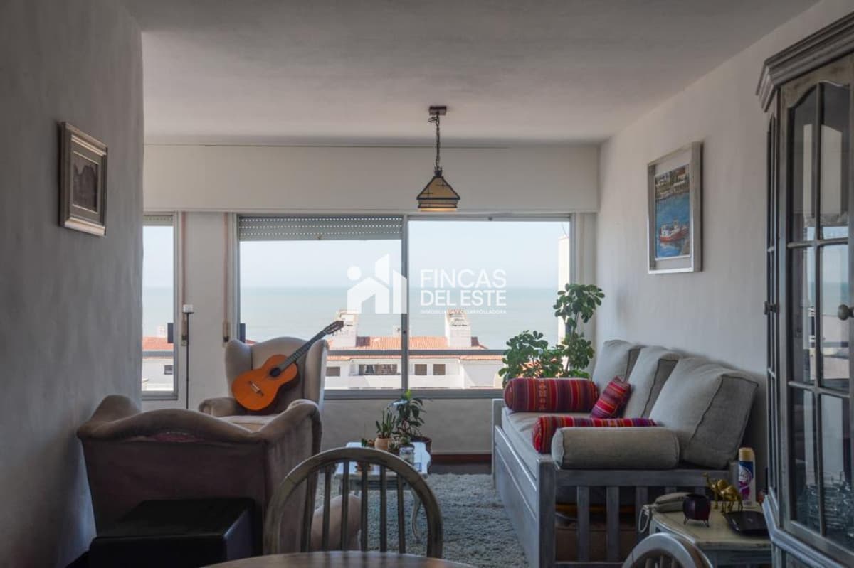 Apartamento de dos dormitorios y dos baños, reciclado, esquinero, vista espectacular!!