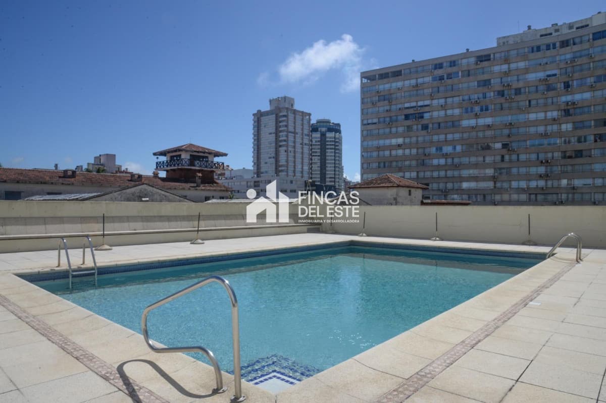 Apartamento de dos dormitorios y dos baños, reciclado, esquinero, vista espectacular!!