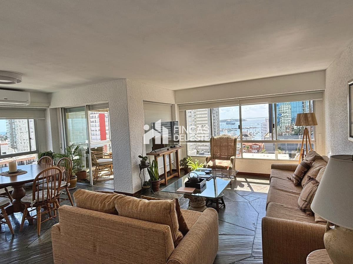Apartamento de 3 dormitorios en Península-Punta del Este con hermosa vista