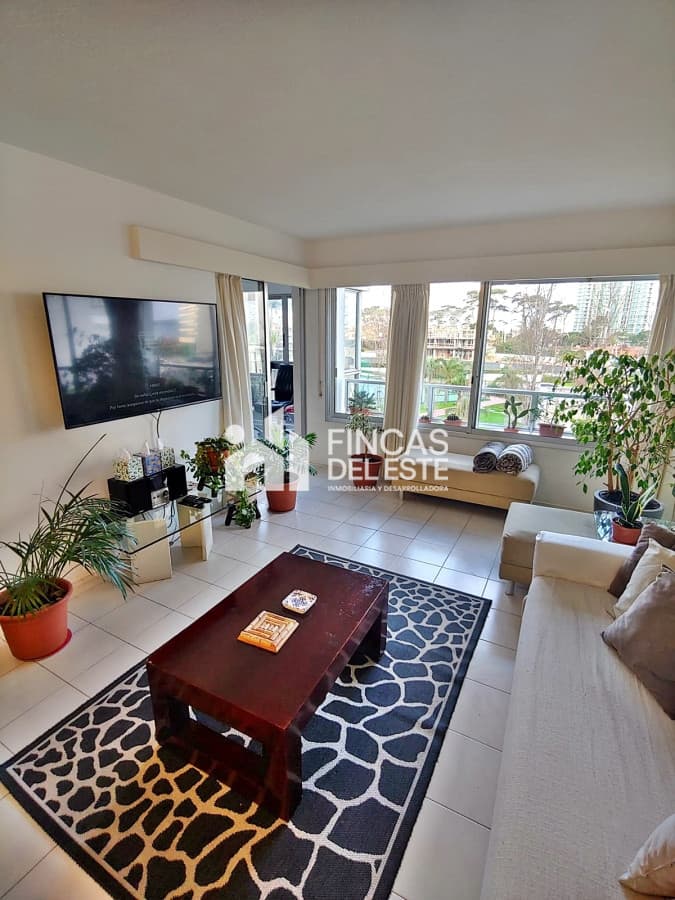 Apartamento en Punta del Este de dos dormitorios mas dependencia