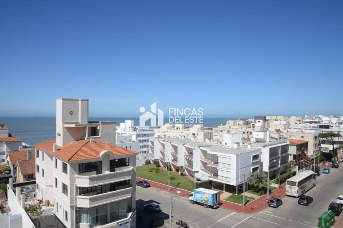 Apartamento de dos dormitorios y dos baños, reciclado, esquinero, vista espectacular!!