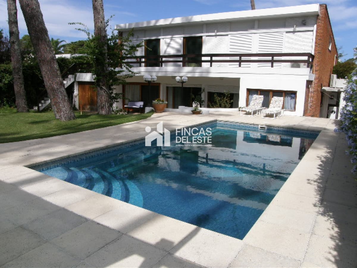 Hermosa casa de 4 dormitorios y 5 baños a 200 metros del mar.