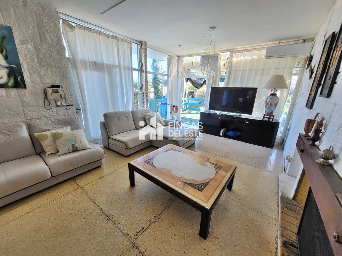 Hermosa casa muy bien ubicada en venta 5 dormitorios en Punta del Este