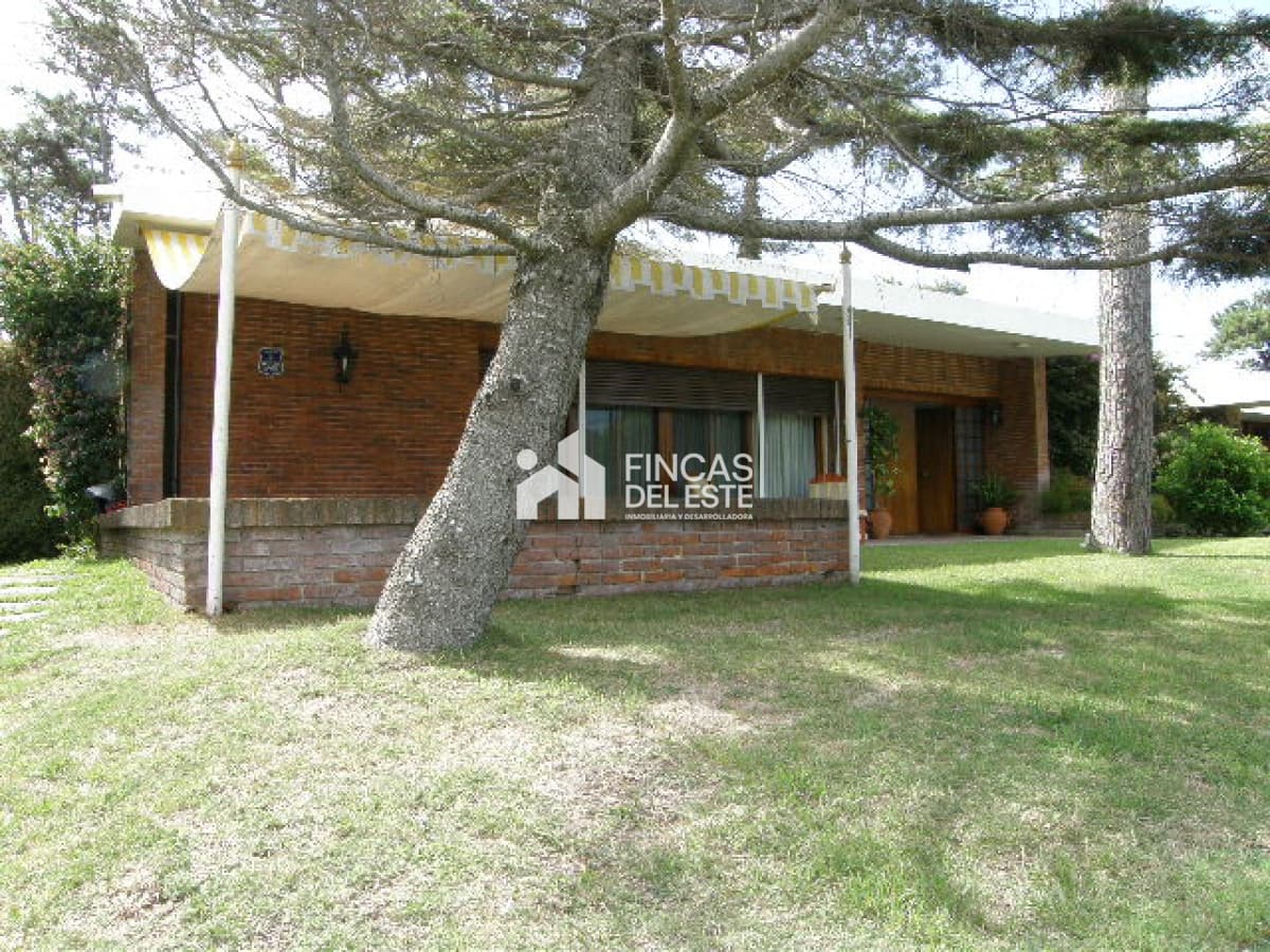 Hermosa casa de 4 dormitorios y 5 baños a 200 metros del mar.