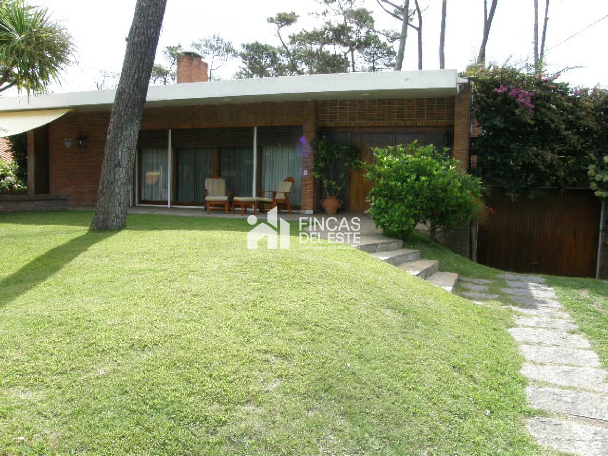 Hermosa casa de 4 dormitorios y 5 baños a 200 metros del mar.