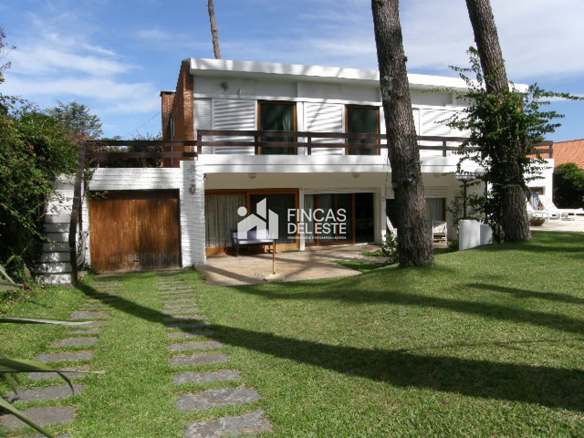 Hermosa casa de 4 dormitorios y 5 baños a 200 metros del mar.