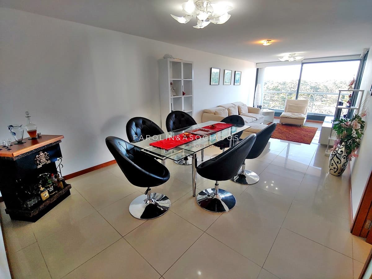Apartamento en venta de 3 dormitorios en torre Tressesenta, Punta del Este.