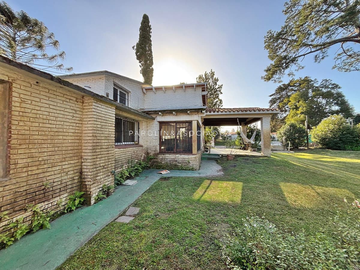 CASA DE 4 DORMITORIOS EN CANTEGRIL