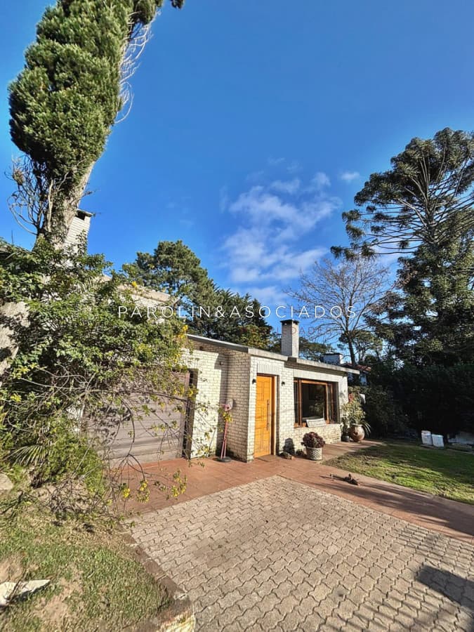 CASA DE 4 DORMITORIOS EN CANTEGRIL