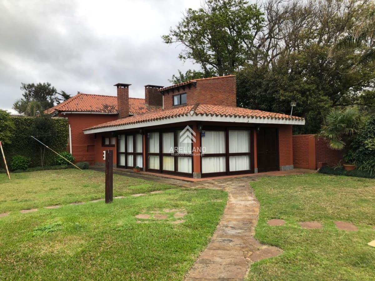 Casa ID.2738 - Hermosa casa en alquiler 5 dormitorios