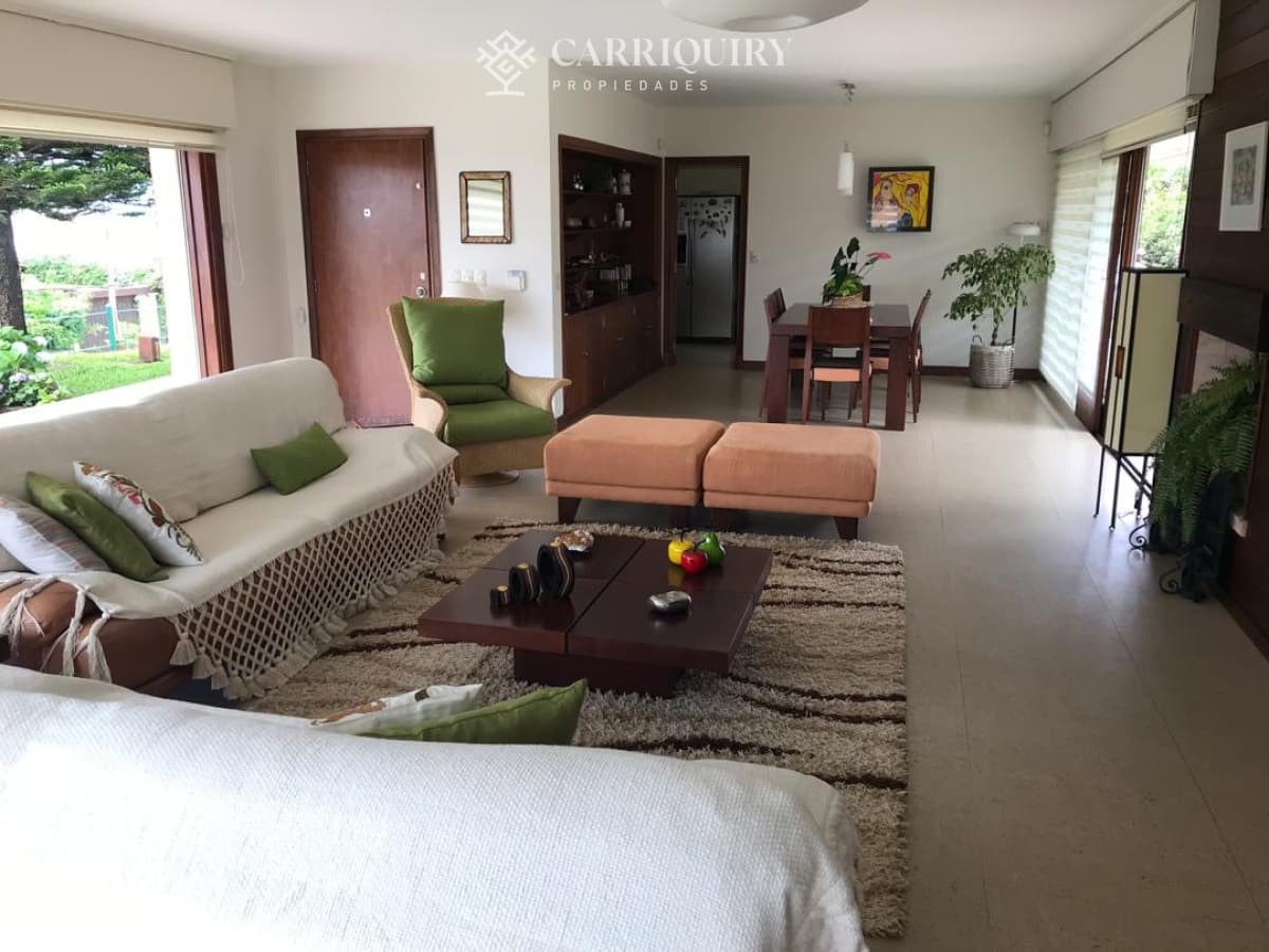 Venta Espectacular Casa 5 DORMITORIOS en Playa Mansa, Punta del Este  -