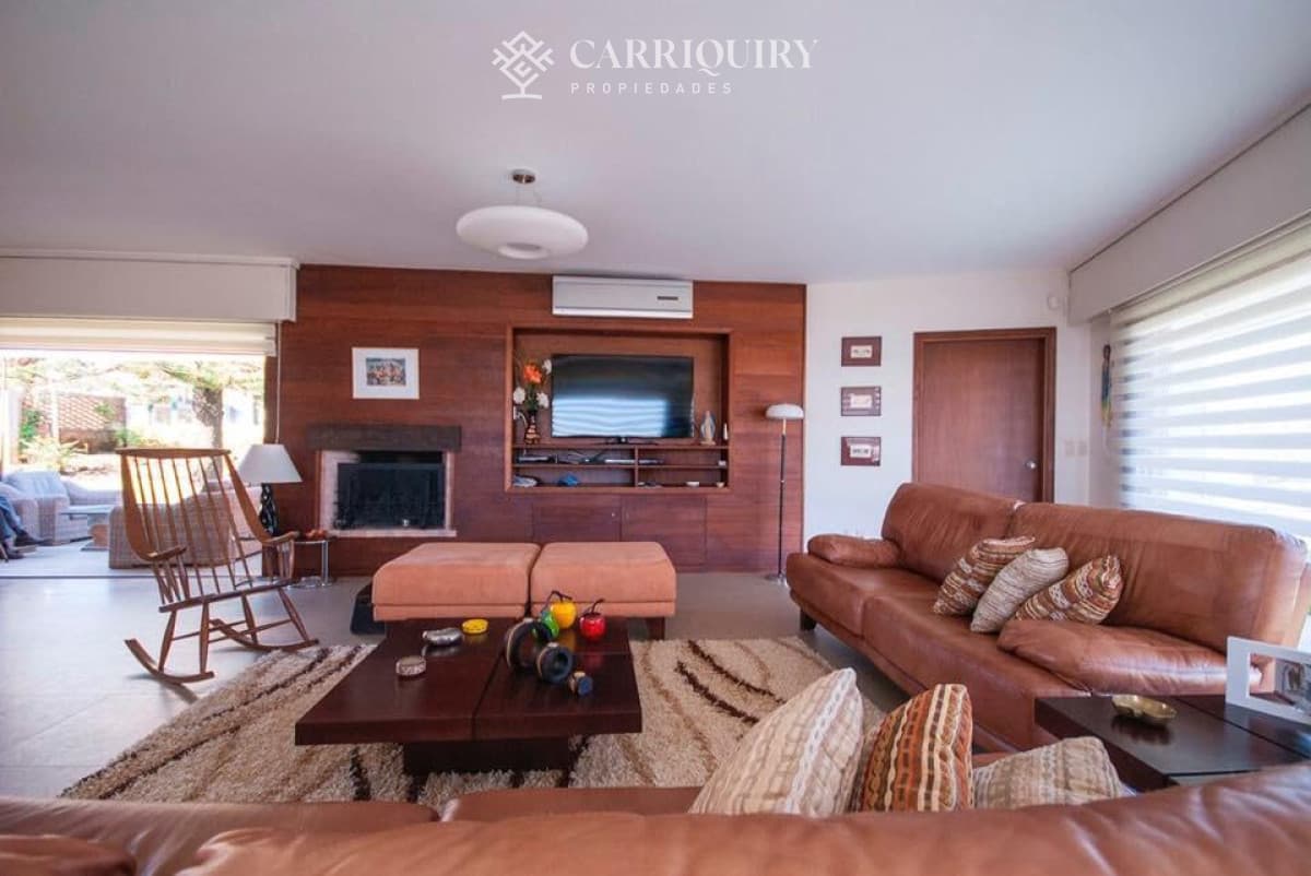 Venta Espectacular Casa 5 DORMITORIOS en Playa Mansa, Punta del Este  -