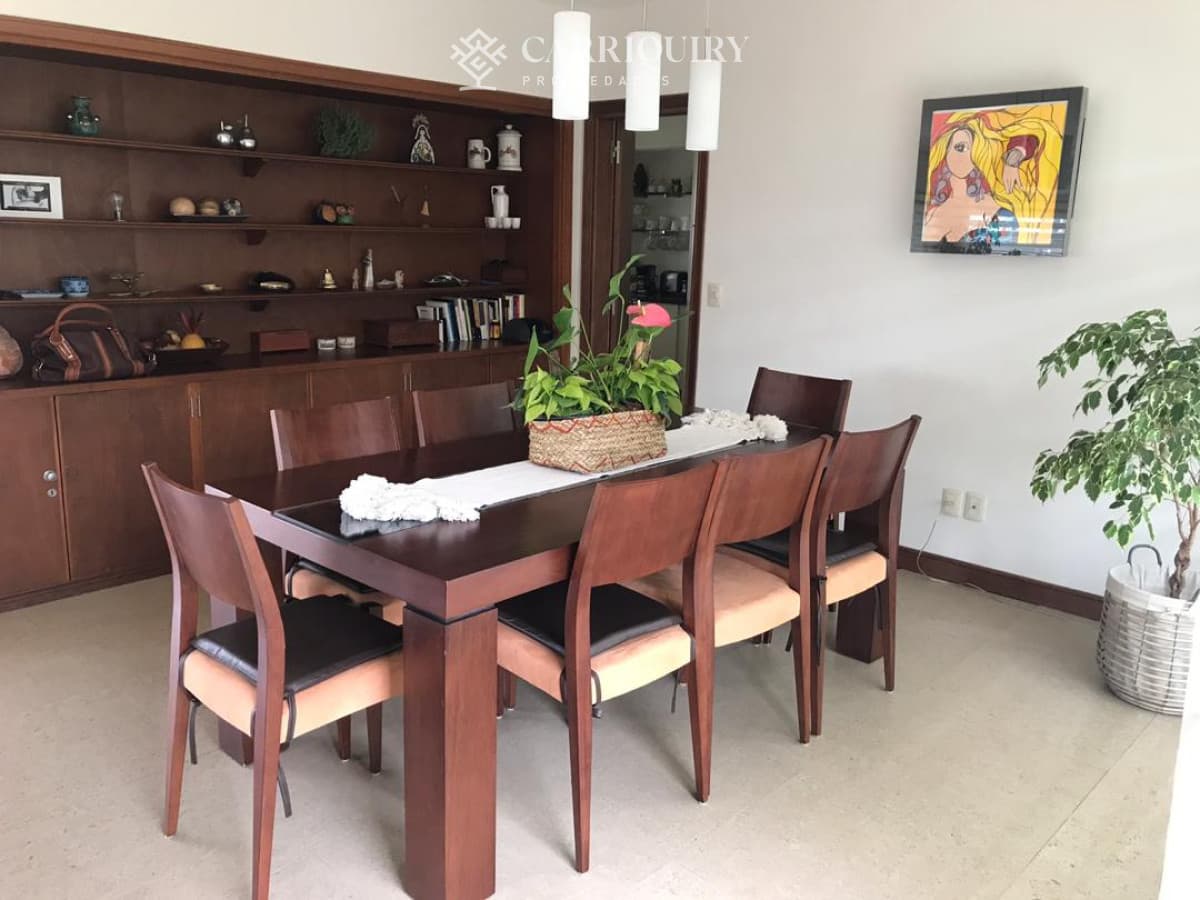 Venta Espectacular Casa 5 DORMITORIOS en Playa Mansa, Punta del Este  -