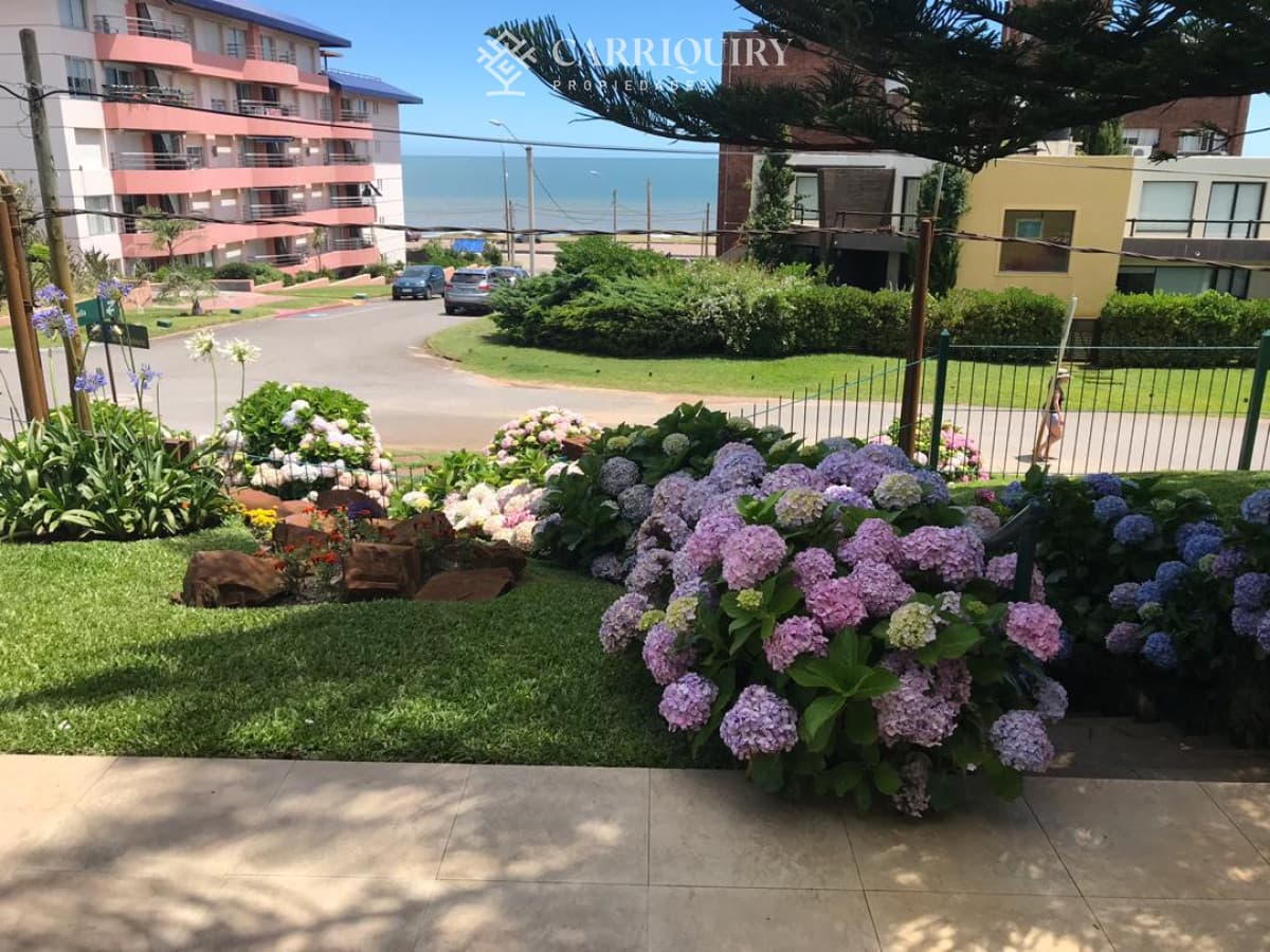 Venta Espectacular Casa 5 DORMITORIOS en Playa Mansa, Punta del Este  -