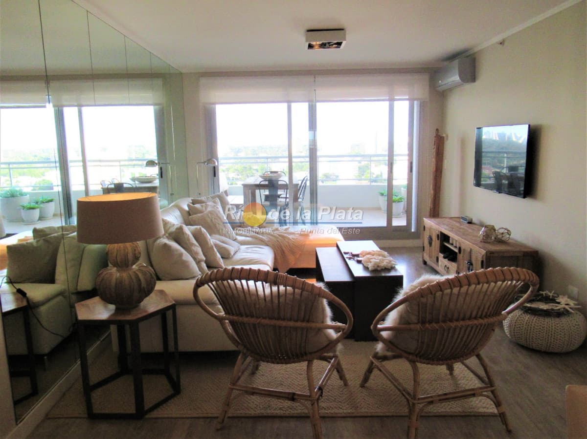 3 suite en Chiverta, amplia planta en edificio con servicios!