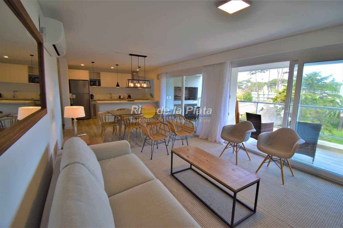 Penthouse con excelente ubicación, con la tranquilidad del bosque pero a metros del mar!