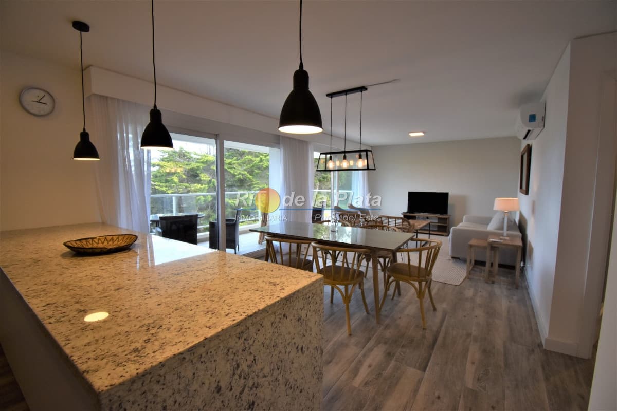 Penthouse con excelente ubicación, con la tranquilidad del bosque pero a metros del mar!