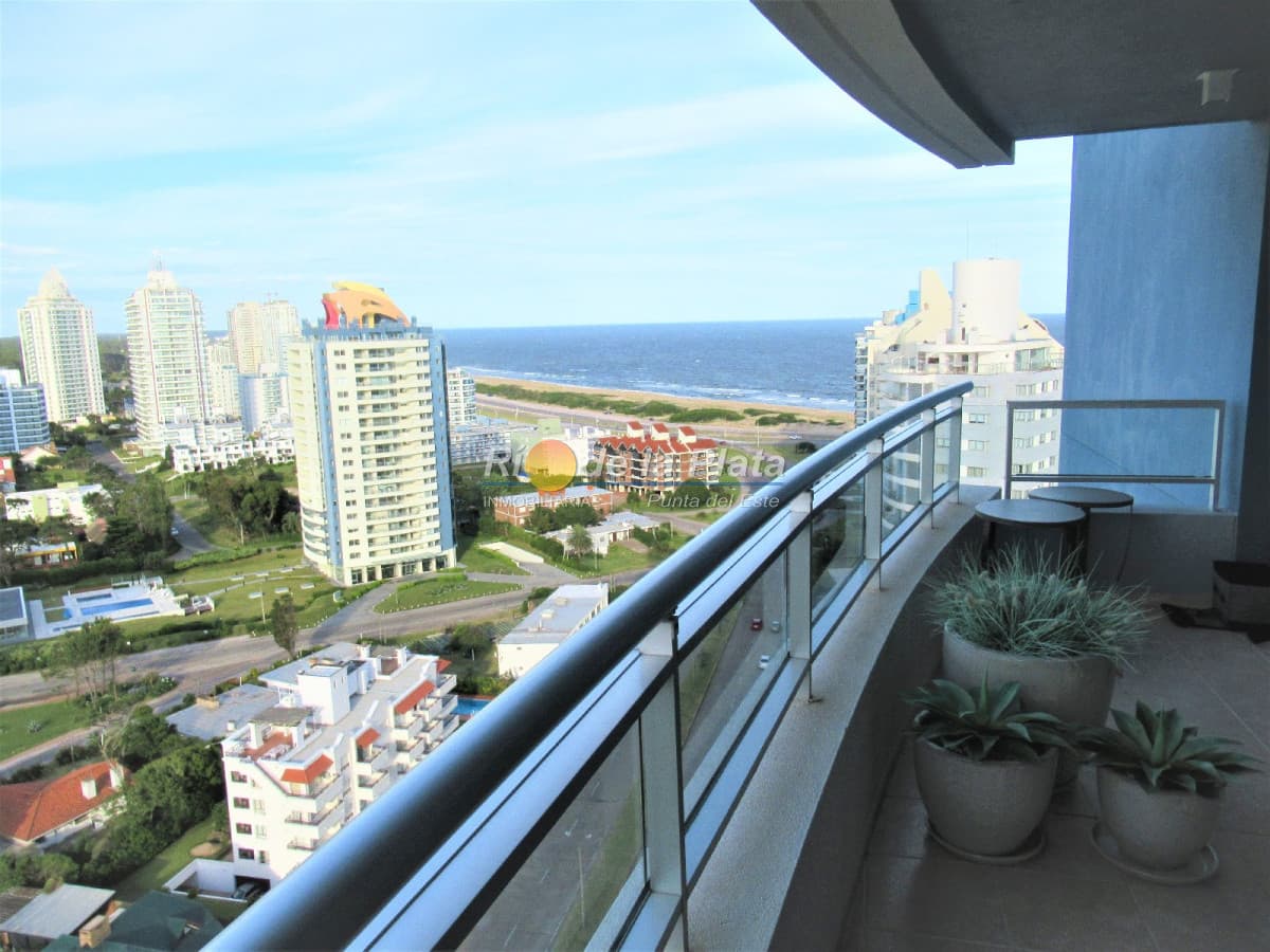 3 suite en Chiverta, amplia planta en edificio con servicios!