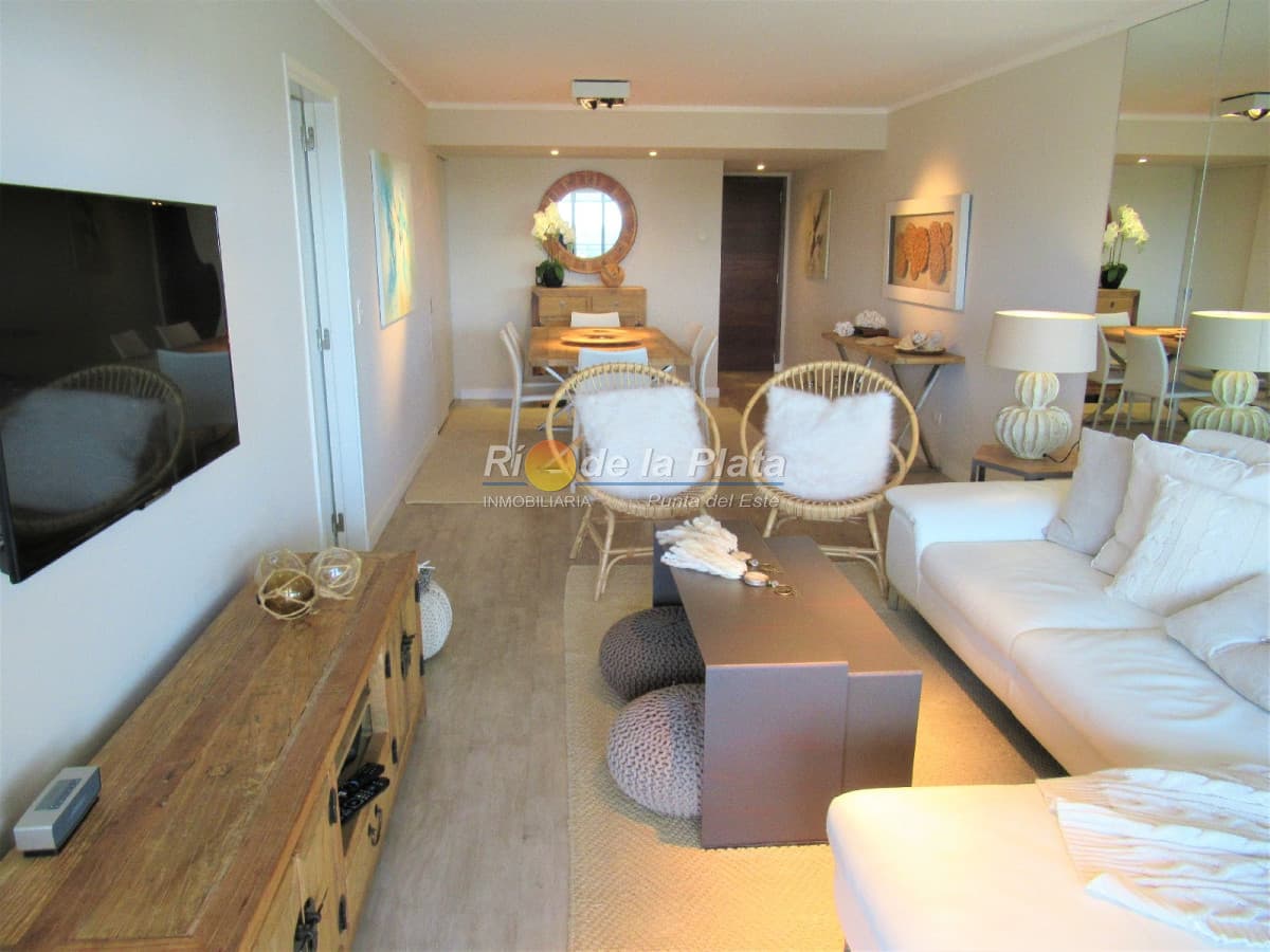 3 suite en Chiverta, amplia planta en edificio con servicios!
