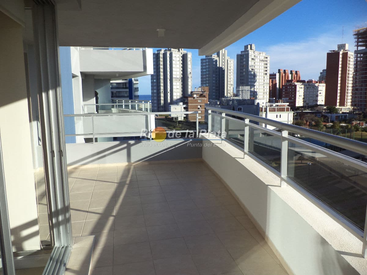 Edificio con todos los servicios, excelente ubicación.