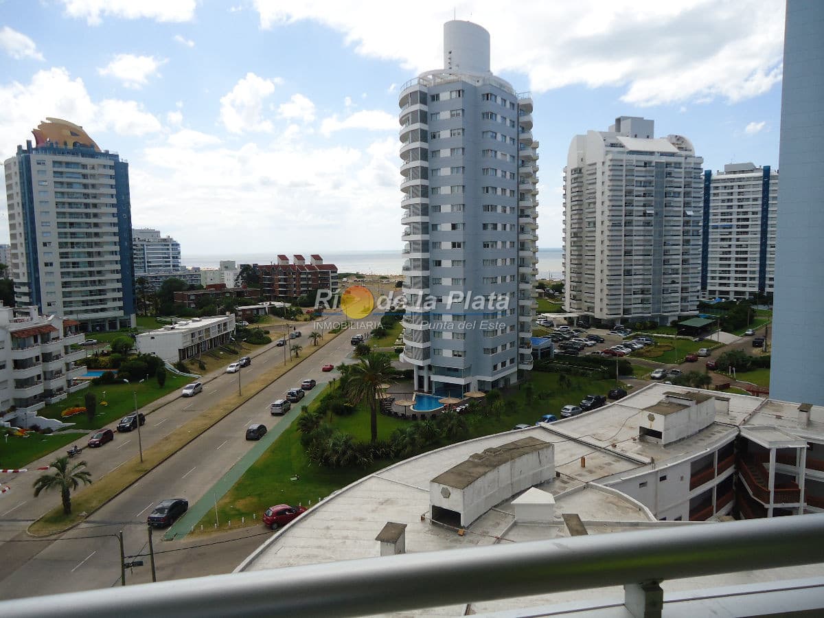 2 y medio dormitorio. Espectacular edificio, con todos los servicios!