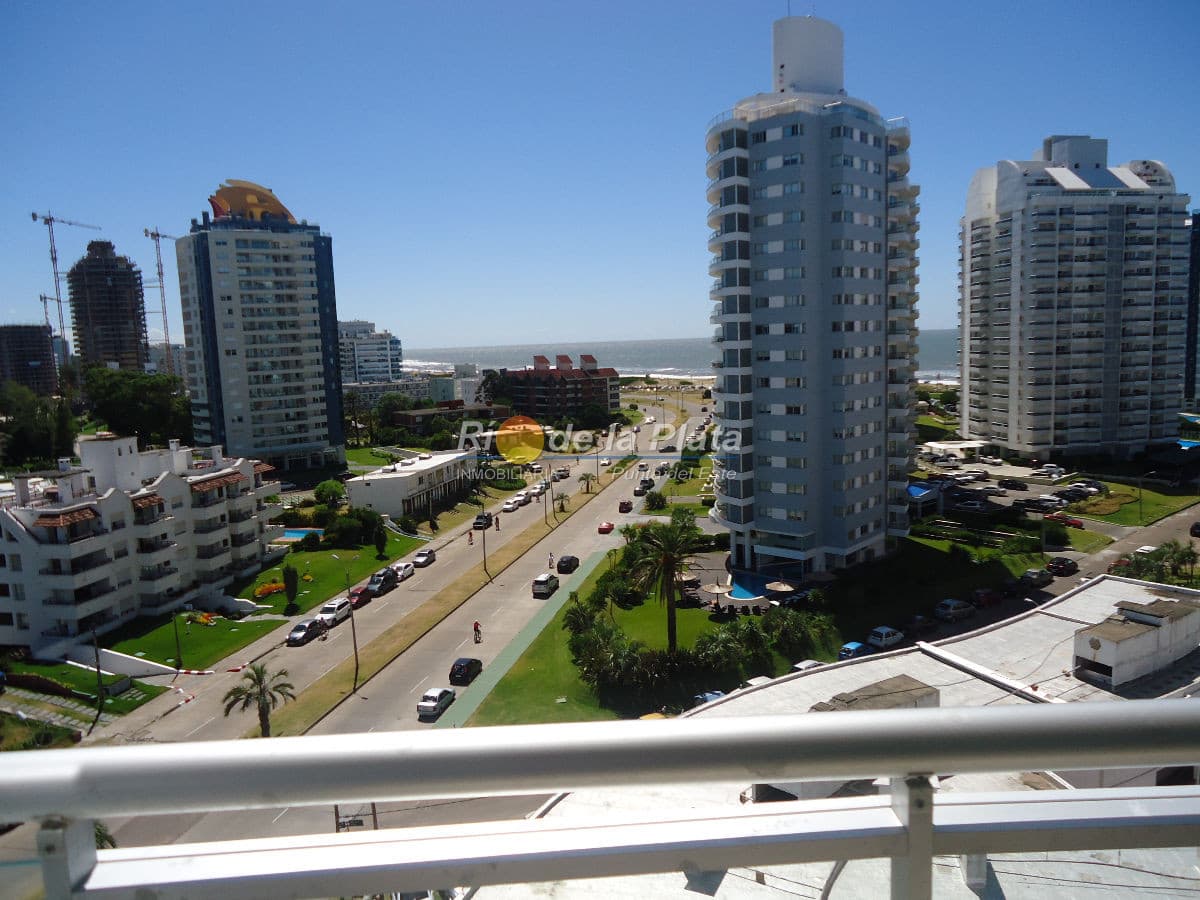 A metros de Playa Brava