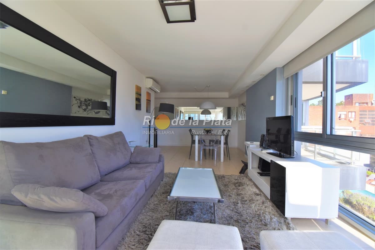 Departamento a pasos de Playa Brava y Playa Mansa.