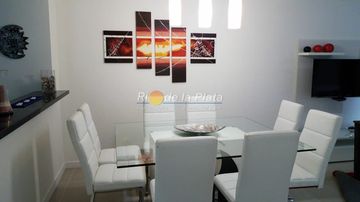 2 y medio dormitorio. Espectacular edificio, con todos los servicios!