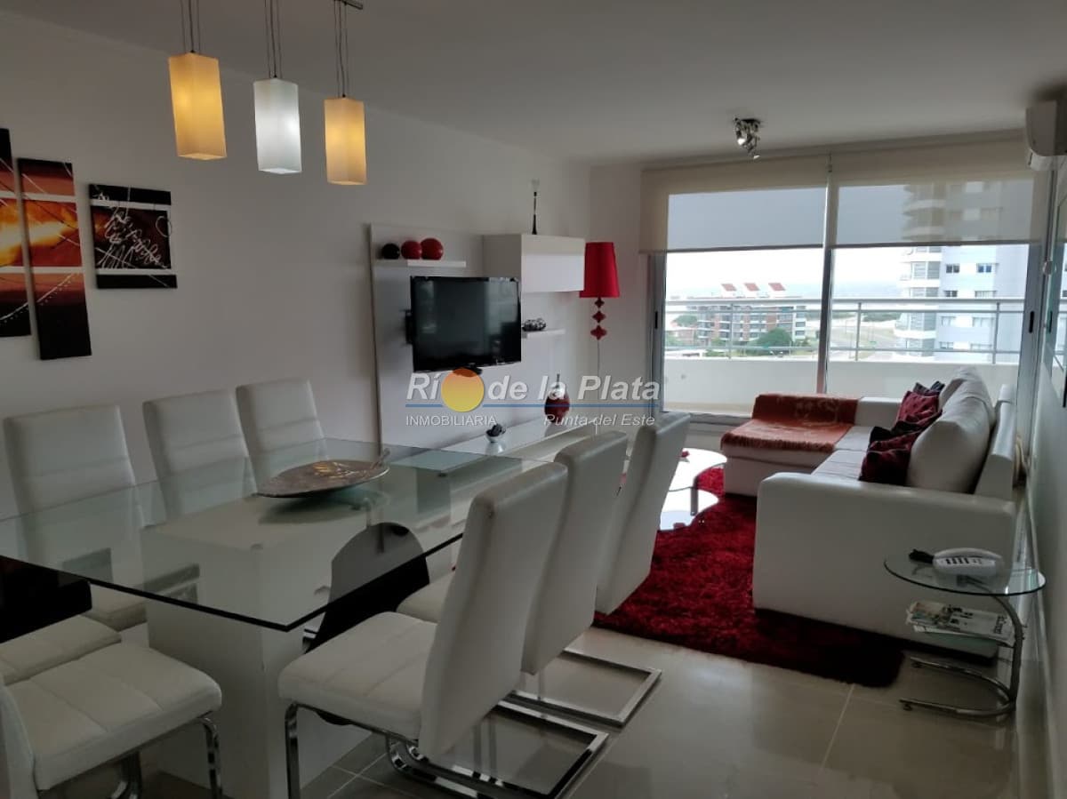 2 y medio dormitorio. Espectacular edificio, con todos los servicios!