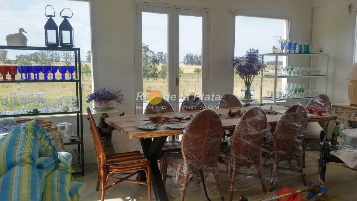 Chacra de 25 hás. con casa finamente decorada.