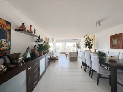 Apartamento de 4 Dormitorios en venta en Ocean Tower, Punta del Este.  -